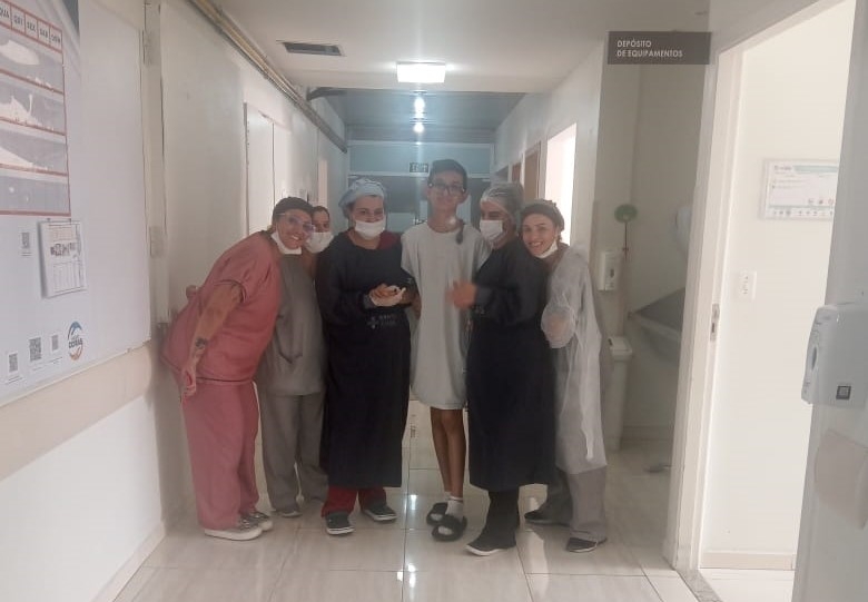 Vítima de ataque é fotografada com equipe no hospital: “um alívio, graças a Deus”, diz pai