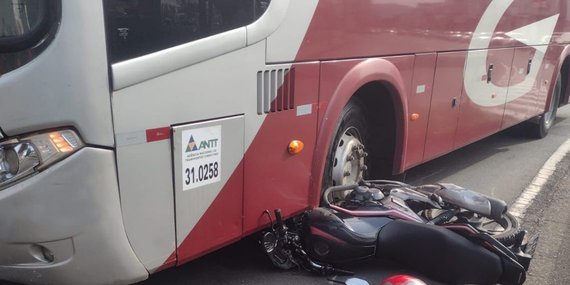 Motociclista sai ileso após moto parar debaixo de ônibus em acidente em Poços de Caldas