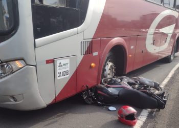 Motociclista sai ileso após moto parar debaixo de ônibus em acidente em Poços de Caldas