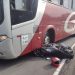 Motociclista sai ileso após moto parar debaixo de ônibus em acidente em Poços de Caldas