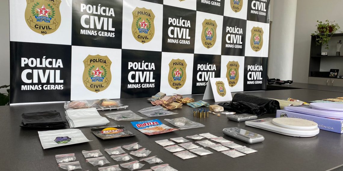 Polícia Civil prende dupla e apreende mais de 15 mil reais, drogas e veículos em combate ao tráfico em Poços