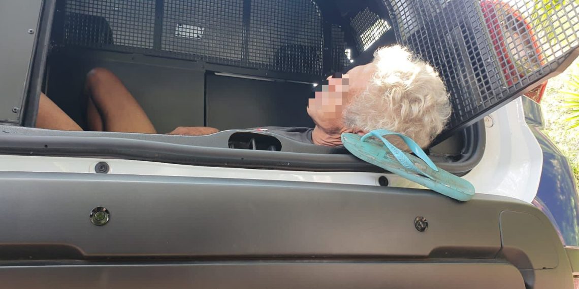 Preso por furto em cemitério, suspeito ‘tira cochilo’ em cela de viatura em Poços de Caldas