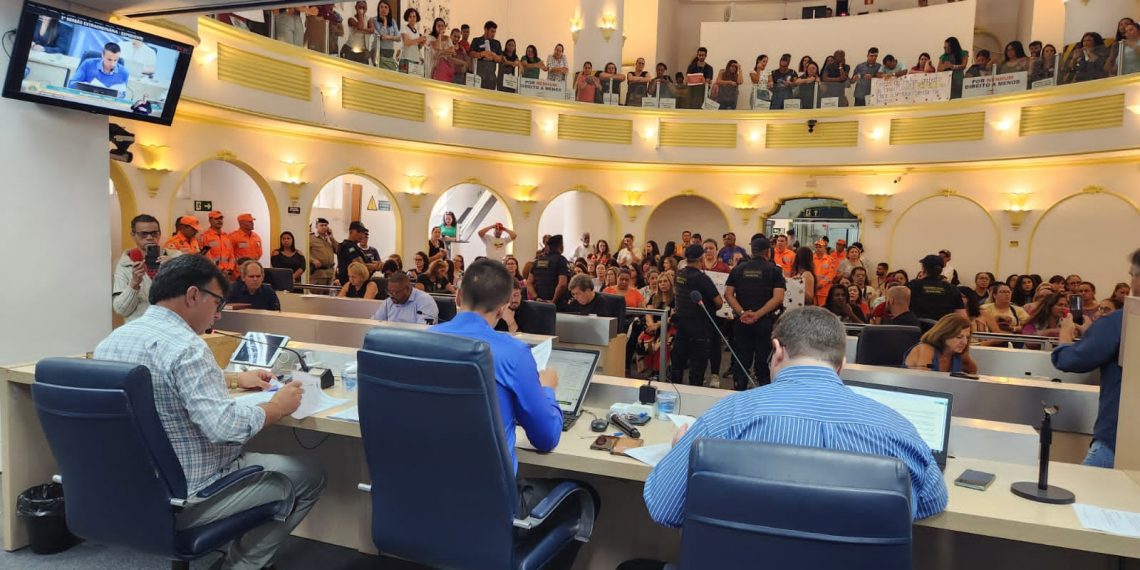 Servidores realizam manifestação em votação do PL do Estatutário na Câmara Municipal em Poços de Caldas