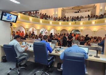 Servidores realizam manifestação em votação do PL do Estatutário na Câmara Municipal em Poços de Caldas