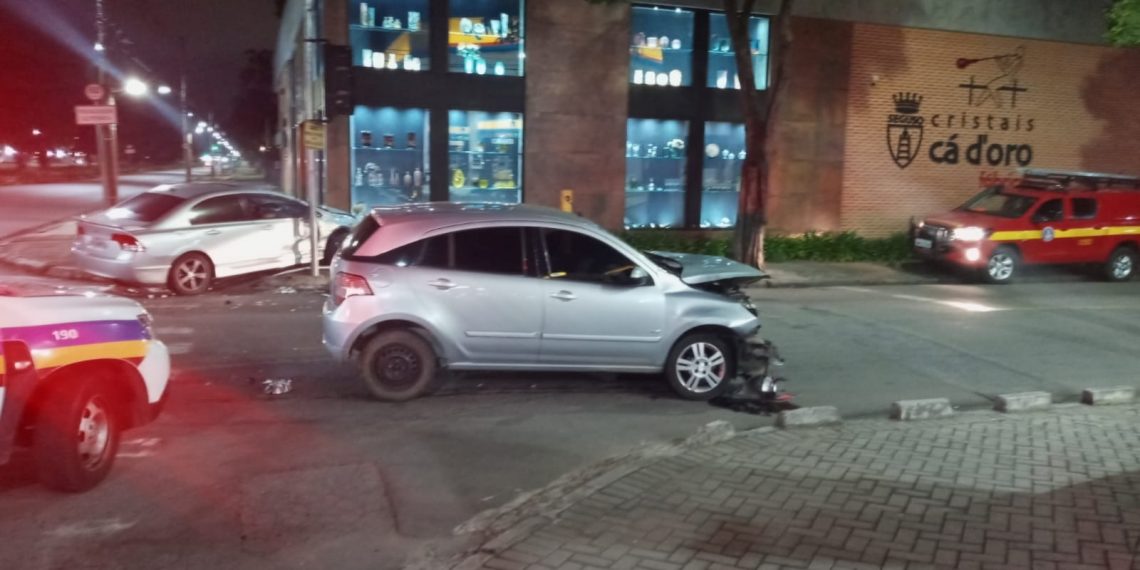 Acidente entre dois veículos deixa gestante ferida em Poços de Caldas