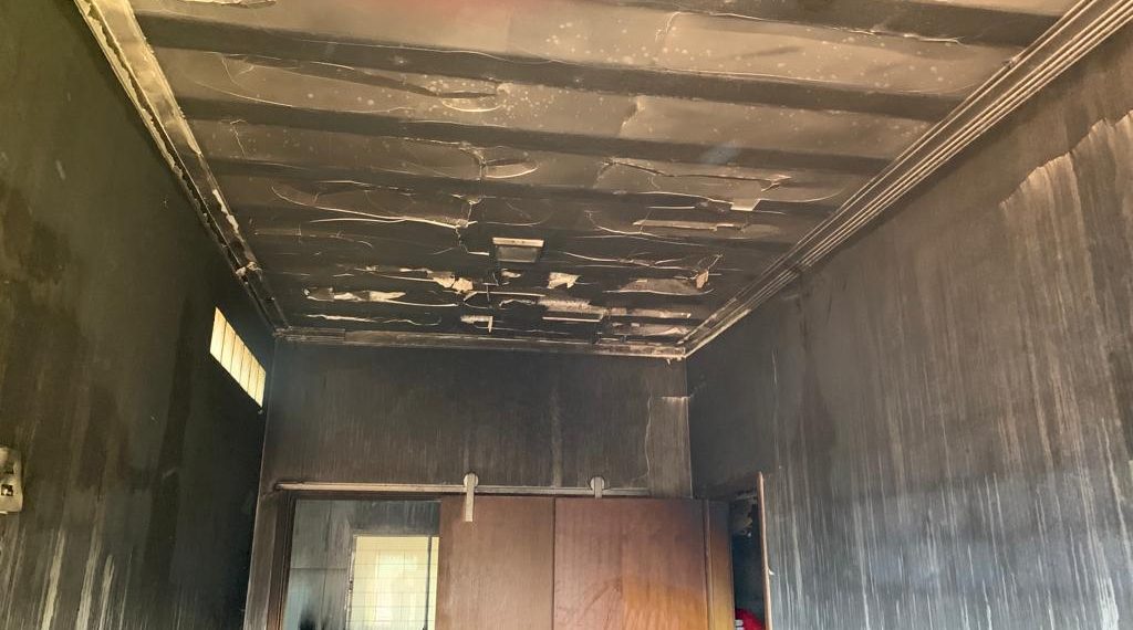 Idosa de 84 anos é socorrida por bombeiros após casa ser incendiada pelo filho em Poços de Caldas