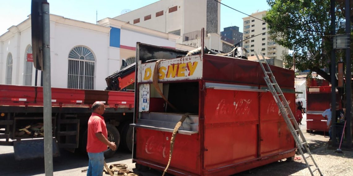 Trailers de lanche são retirados na Praça Dom Pedro II em Poços de Caldas