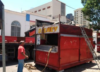 Trailers de lanche são retirados na Praça Dom Pedro II em Poços de Caldas