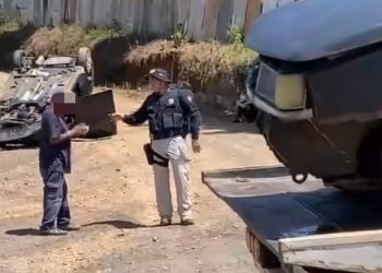 Carro capota após colisão na Zona Leste de Poços de Caldas