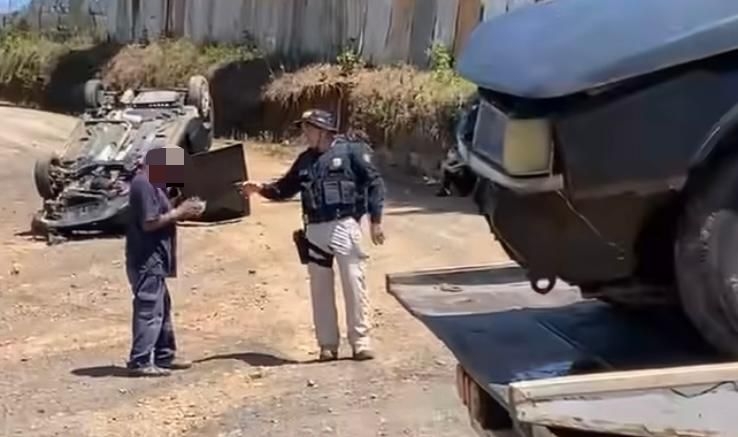 Carro capota após colisão na Zona Leste de Poços de Caldas