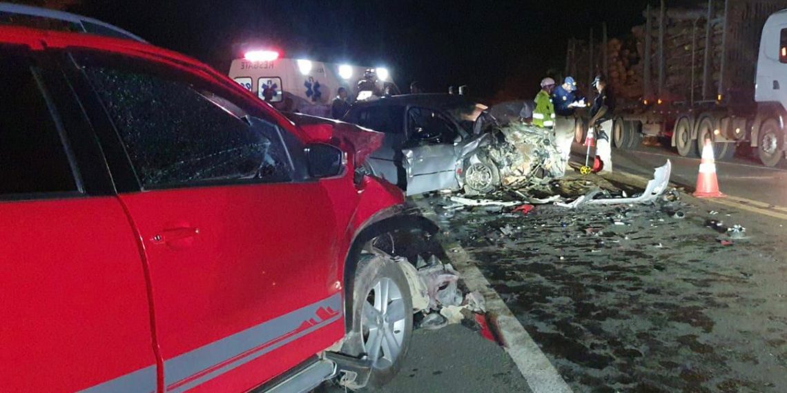 Idosa morre e quatro pessoas ficam feridas após carros baterem de frente