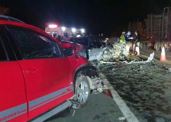 Idosa morre e quatro pessoas ficam feridas após carros baterem de frente