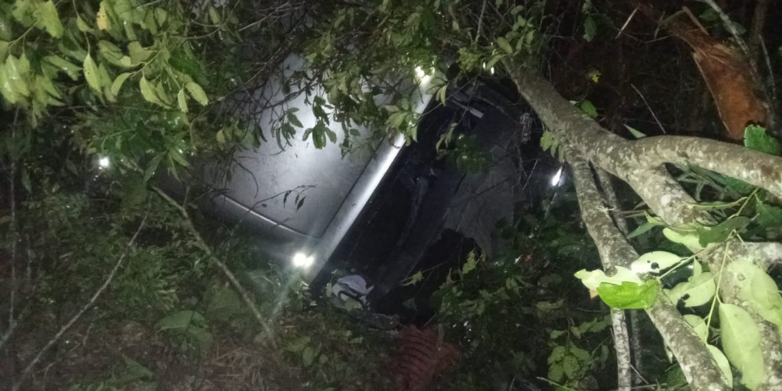 Caminhão cai em barranco de aproximadamente 4 metros em Poços de Caldas