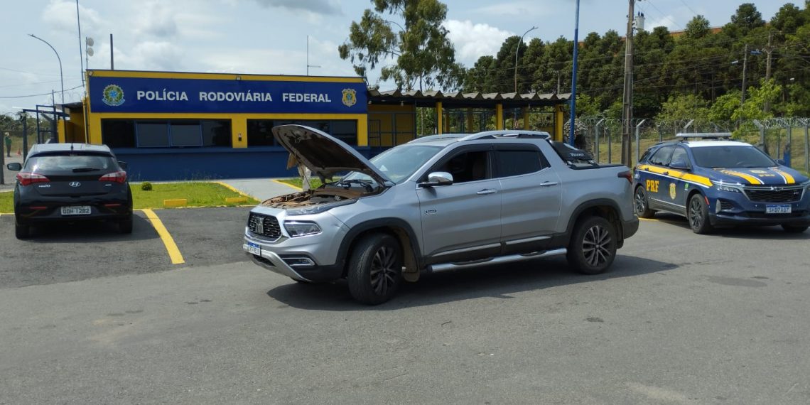 PRF apreende em Poços de Caldas veículo roubado
