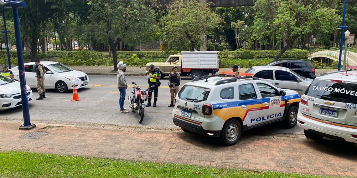 PM e Demutran intensificam fiscalização de veículos de transporte por aplicativos em Poços