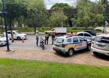 PM e Demutran intensificam fiscalização de veículos de transporte por aplicativos em Poços