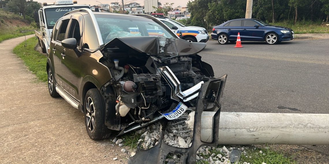 Carro derruba poste de iluminação após colisão em Poços de Caldas