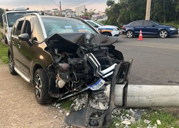 Carro derruba poste de iluminação após colisão em Poços de Caldas