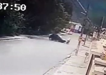 VÍDEO | Motorista atinge motociclista, não presta socorro e foge em Poços de Caldas
