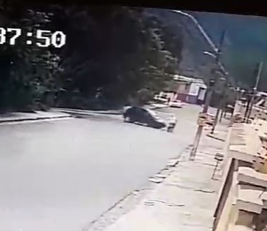 VÍDEO | Motorista atinge motociclista, não presta socorro e foge em Poços de Caldas