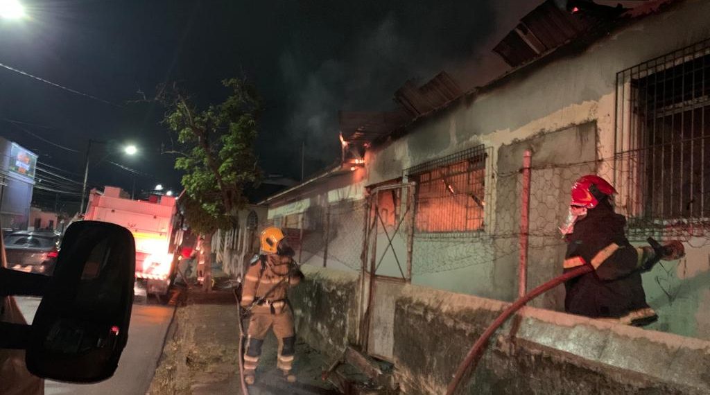 Incêndio atinge antiga Creche Municipal em Poços de Caldas