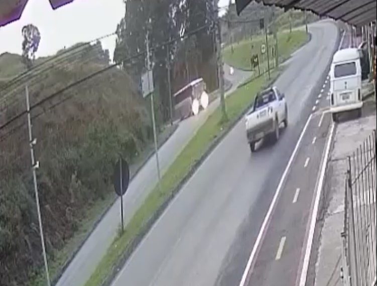 “Quase todo dia”, diz comerciante após mais um acidente em trevo de Poços; VÍDEO