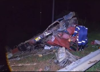 Caminhão carregado de sal tomba após motorista desviar de pônei na rodovia SP-350