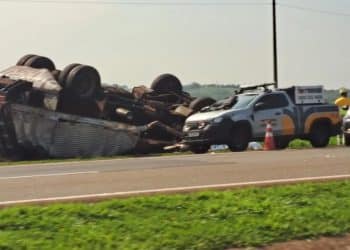 Motorista morre após caminhão tombar na SP-340