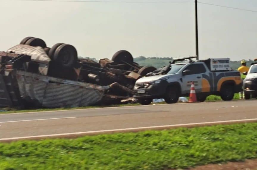 Motorista morre após caminhão tombar na SP-340