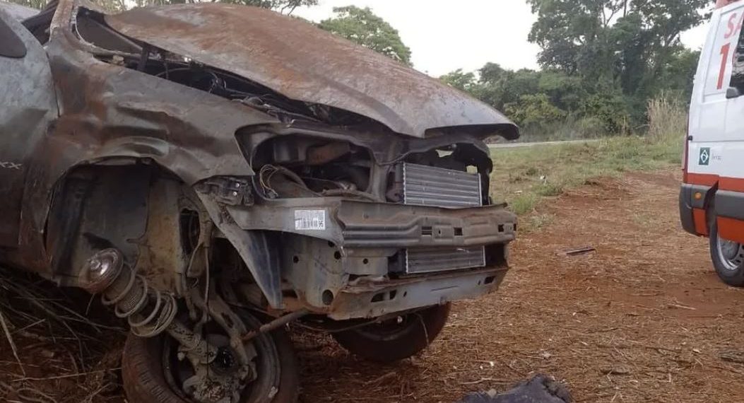 Acidente mata duas pessoas na SP-338; carro tem placas de Poços de Caldas