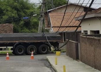 Carreta atinge poste e deixa parte da cidade de Campestre sem luz