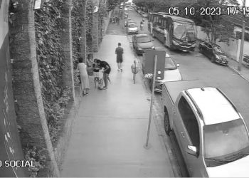 Impressionante: em acidente entre cinco veículos, condutor de moto quase cai debaixo de ônibus; VÍDEO