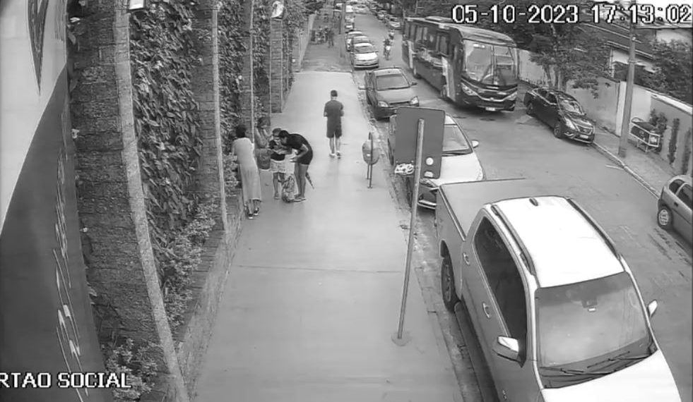 Impressionante: em acidente entre cinco veículos, condutor de moto quase cai debaixo de ônibus; VÍDEO