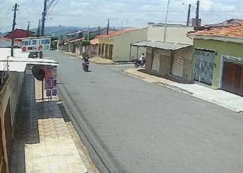 Homem é perseguido e baleado em rua de Vargem Grande do Sul; VÍDEO