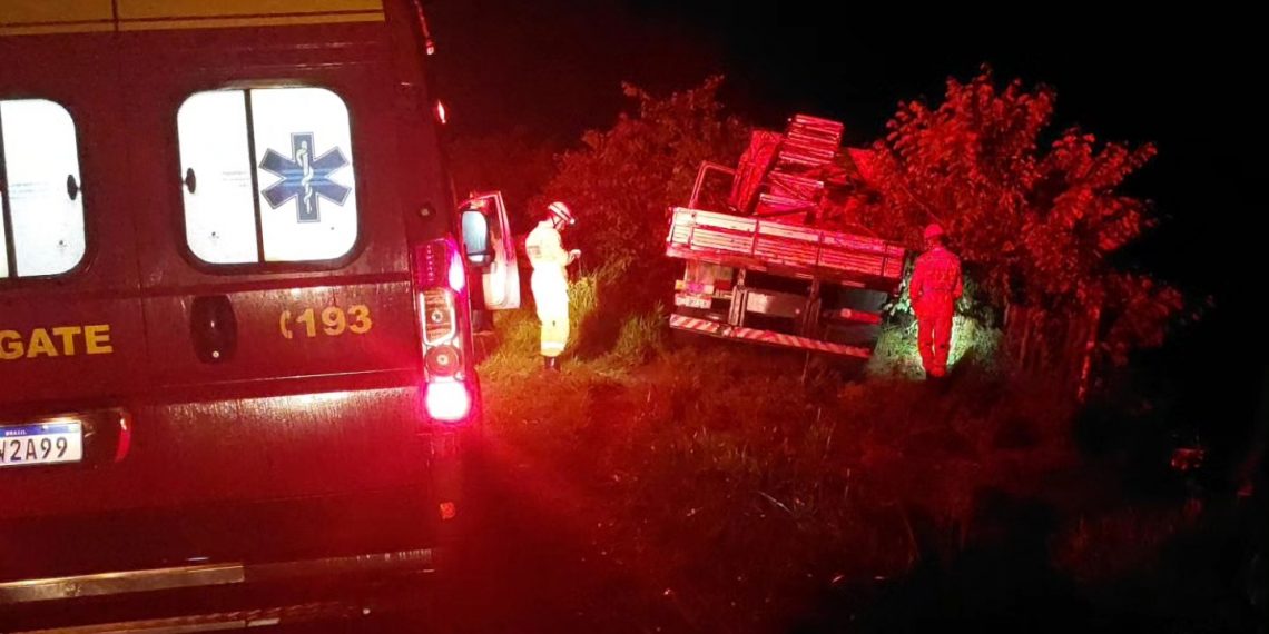 Susto: caminhão carregado com estrutura metálica sai fora da pista na BR-146