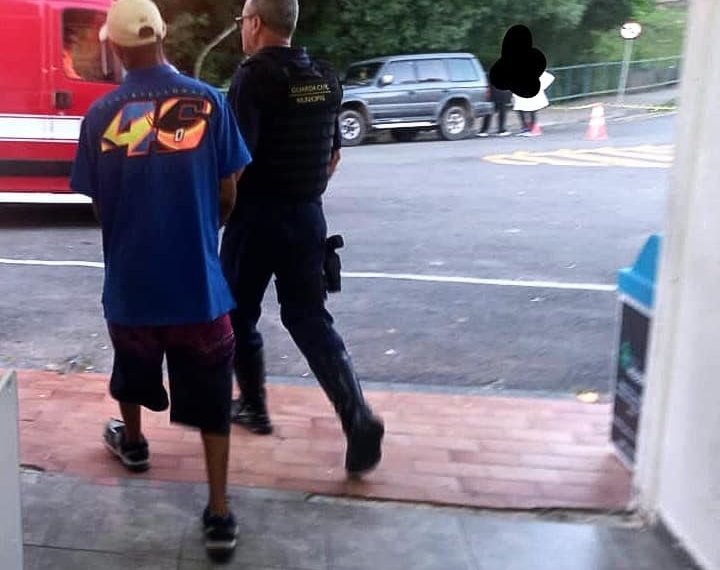 GCM de Poços de Caldas captura foragido da justiça durante abordagem