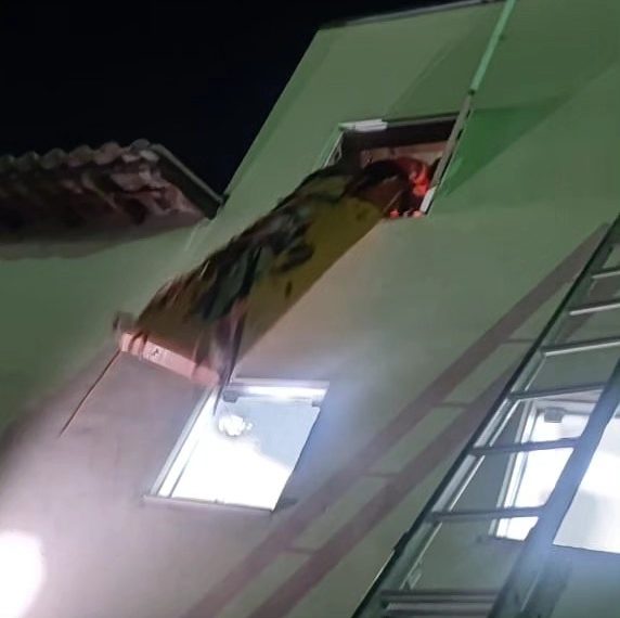 Bombeiros resgatam homem inconsciente em cima de uma laje em cidade do Sul de Minas