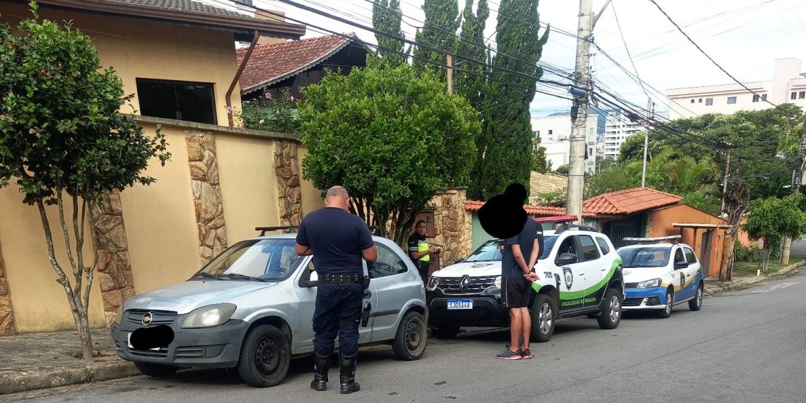 GCM e Demutran apreendem carro com documento vencido há 6 anos