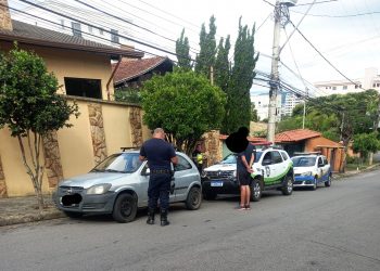 GCM e Demutran apreendem carro com documento vencido há 6 anos