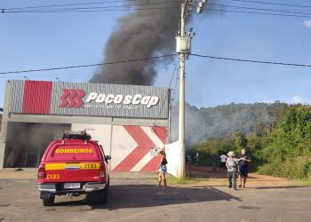 URGENTE| Incêndio é registrado em loja de pneus em Poços de Caldas