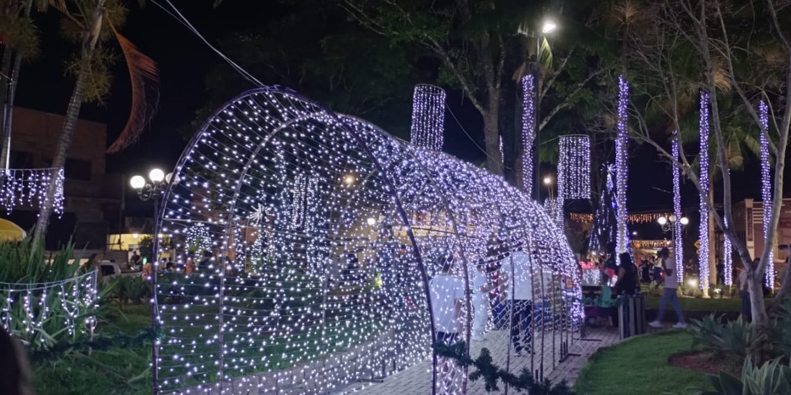 Decoração natalina de Botelhos é inaugurada, confira