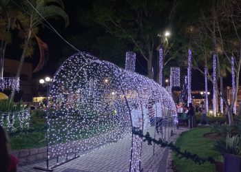 Decoração natalina de Botelhos é inaugurada, confira