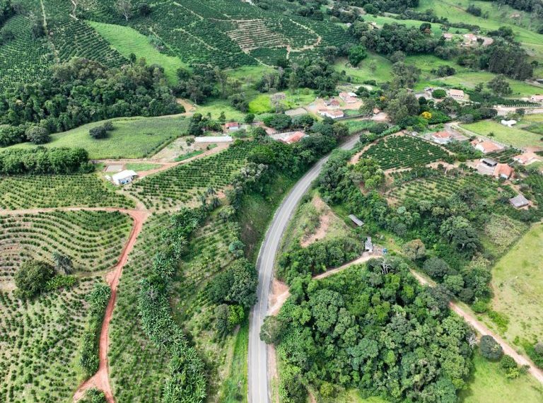 Bloqueios temporários e operação pare e siga são realizados neste sábado na MG-290