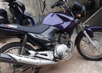 Professora tem moto furtada em Poços