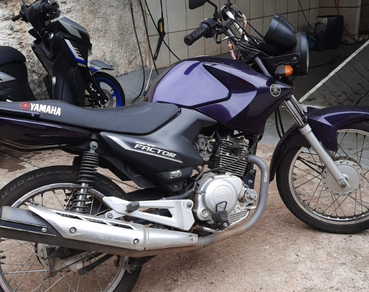 Professora tem moto furtada em Poços