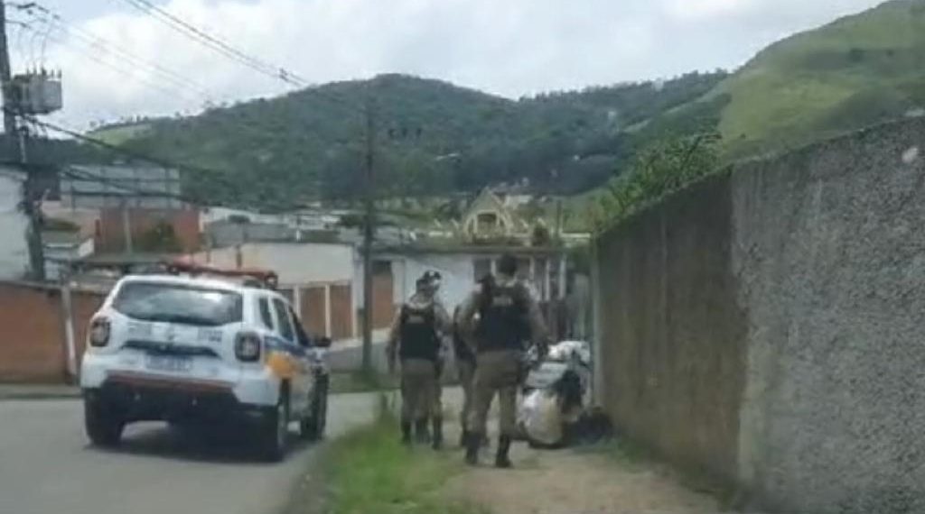 PM recupera arma de policial furtada e prende duas mulheres em operação