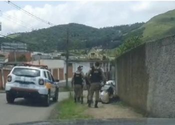 PM recupera arma de policial furtada e prende duas mulheres em operação