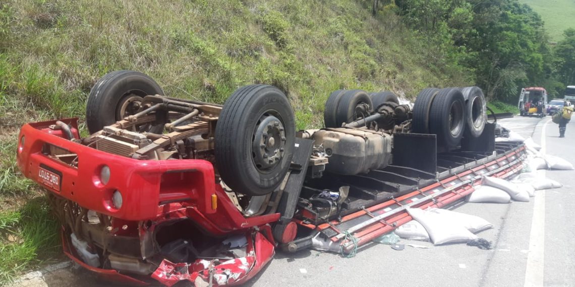 Motorista morre após caminhão sair da pista e bater em barranco na BR-459