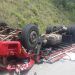 Motorista morre após caminhão sair da pista e bater em barranco na BR-459