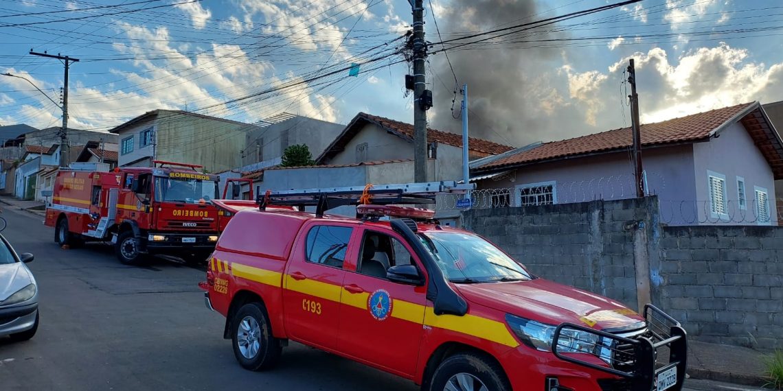 Bombeiros combatem incêndio em residência na Zona Sul de Poços de Caldas